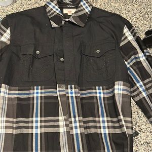 Size medium True Religion button down. Brand new worn once and was too big.